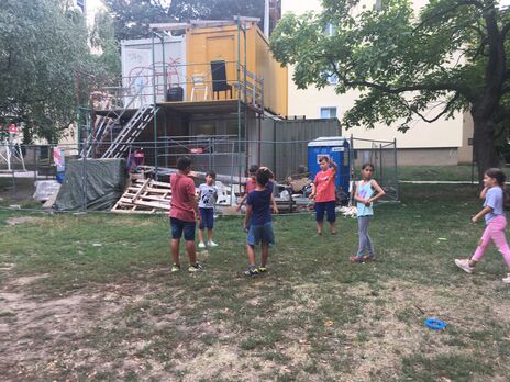 Kinder beweisen sich bei der Kinderolympiade