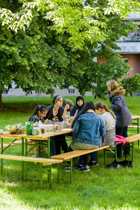 Gemütliches Beisammensein der BesucherInnen