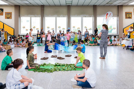 Die Kinder haben mit ihren LehrerInnen tolle Vorführungen einstudiert.