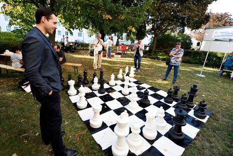 Schach mit großen Figuren.