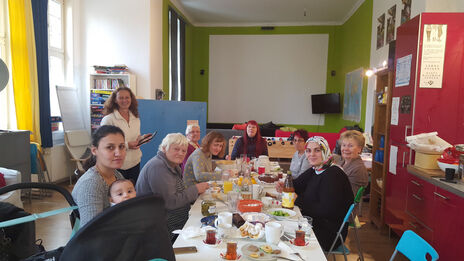 Gemeinsames Essen beim Floridsdorfer Frauencafé