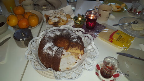 Selbstgebackener Kuchen auf dem Tisch des Frauencafés
