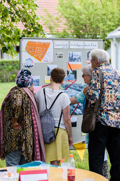 BesucherInnen bei der Veranstaltung