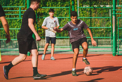 Schnelle Ballwechsel beim Fußballturnier.