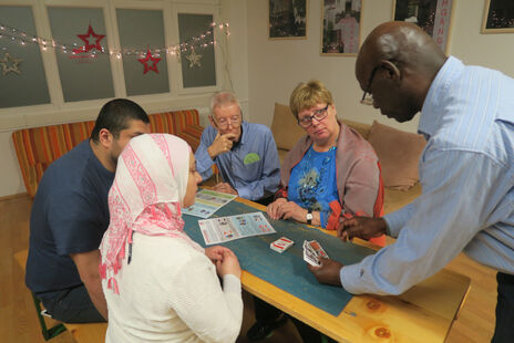BesucherInnen beim gemeinsamen Spielen im BewohnerInnen-Zentrum 