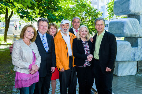 Ein Gruppenfoto mit Wohnbaustadtrat Michael Ludwig und Bezirksvorsteher Ernst Nevrivy.