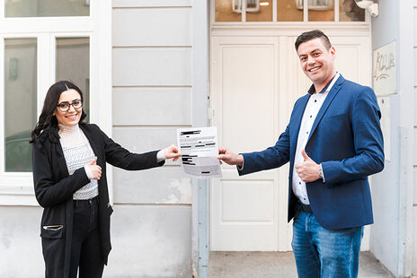 Banu A., Tochter der Mieterin, mit Roland Schlesinger von der MieterHilfe und dem Mahnschreiben des Prozessfinanzierers