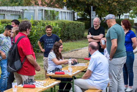 BesucherInnen beim Schachspiel