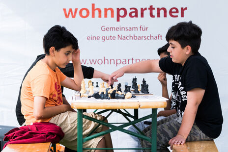 Kinder spielen Schach