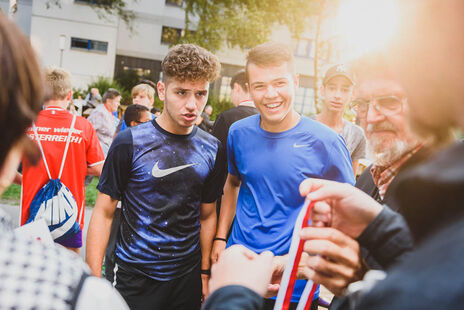 Den Gewinnern des Fußballturniers wird gratuliert.