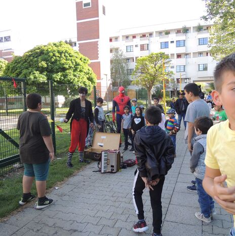 Vorstellung mit Spiderman vor Kindern