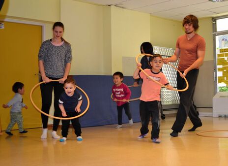 Kinder und Eltern haben Spaß beim gemeinsamen Spielen