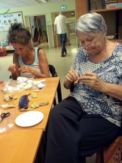 Bewohnerinnen arbeiten an ihrem Teddy