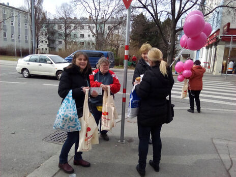 Luftballons werden verteilt.