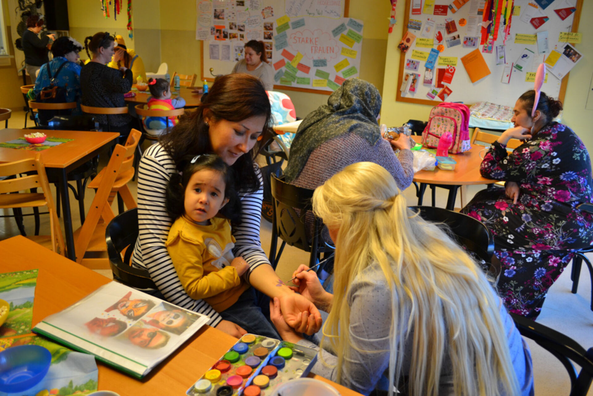 Frauen mit Kindern beim Faschingsfest