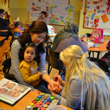 Frauen mit Kindern beim Faschingsfest