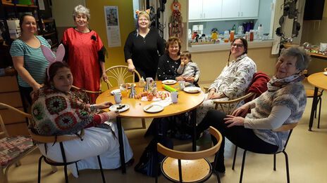 Bewohnerinnen beim Faschingsfest im BewohnerInnen-Zentrum Bassena 10