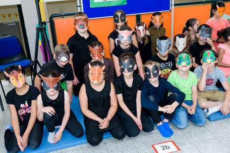 Die Klasse 2b mit selbst gebastelten Gesichtsmasken.