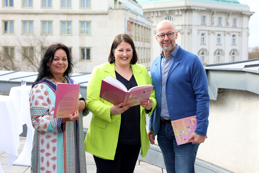 wohnpartner-Bereichsleiterin Claudia Huemer, Vizebürgermeisterin und Wohnbaustadträtin Kathrin Gaál und Wohnservice Wien-Geschäftsführer Josef Cser bei der Präsentation des neuen wohnpartner-Buchs „Auf gute Nachbarschaft“