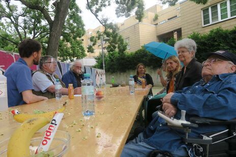 Gemeinsames Freitagscafé mit zahlreichen BewohnerInnen im Karl-Wrba-Hof bei Regen