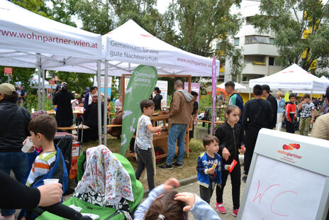 Viele BesucherInnen beim Sommerfest