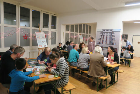 BesucherInnen beim gemeinsamen Spielen im BewohnerInnen-Zentrum 