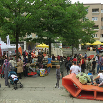 Zahlreiche BesucherInnen beim Infoflohmarkt