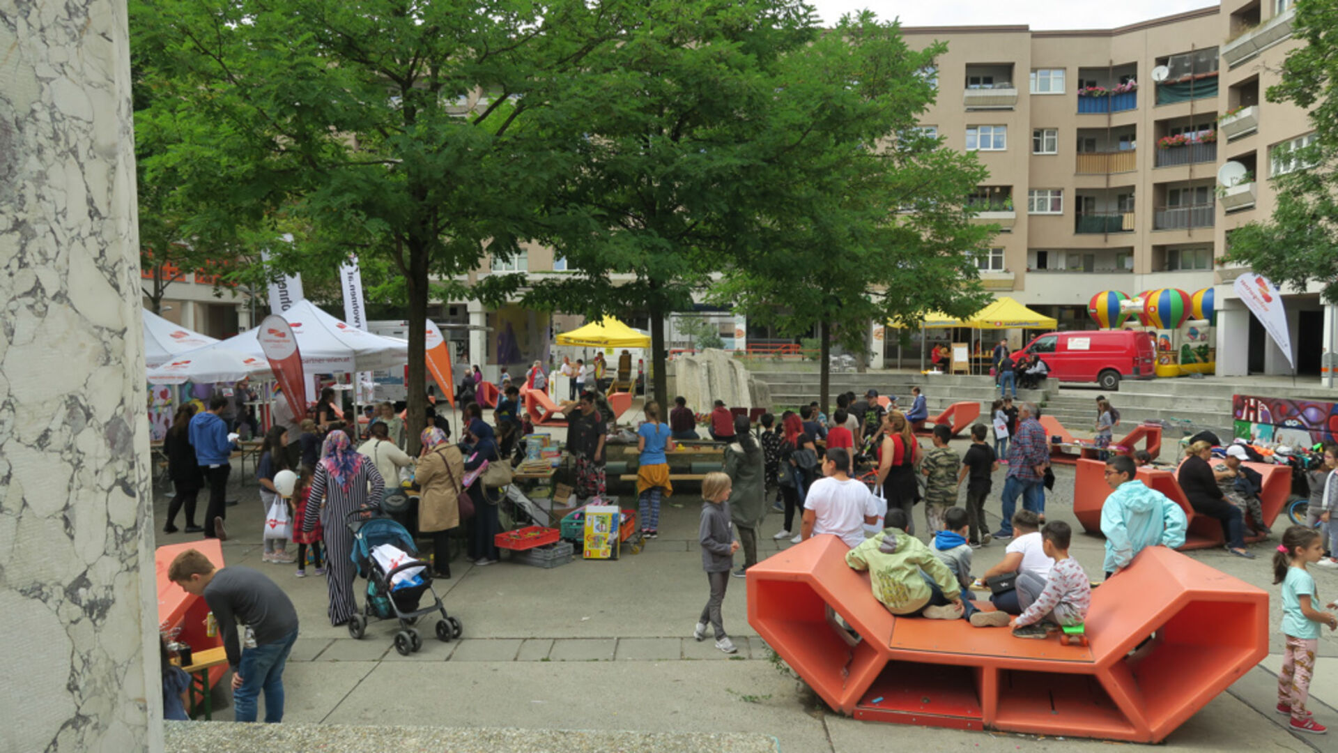 Zahlreiche BesucherInnen beim Infoflohmarkt