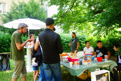 Essen bringt die Leute z'samm: Lauter Schmankerl beim Nachbarschaftsfest