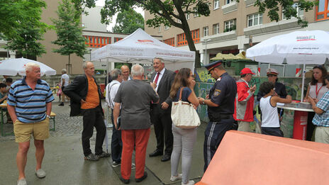 Trotz anfänglichem Regen war der Info-Flohmarkt sehr gut besucht.