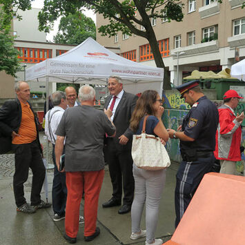 Trotz anfänglichem Regen war der Info-Flohmarkt sehr gut besucht.