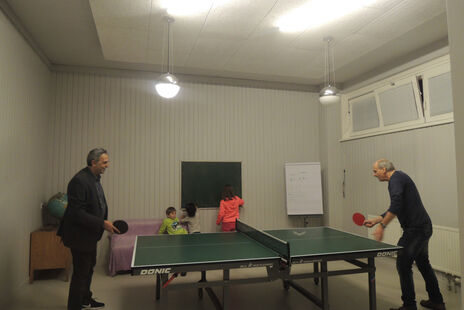 BewohnerInnen beim Tischtennis spielen im BewohnerInnen-Zentrum Am Schöpfwerk