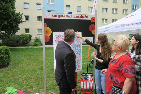 Bürgermeister Michael Ludwig mit MieterInnen