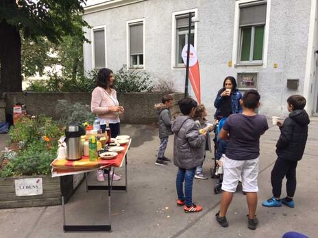 Austausch zwischen Groß und Klein beim gemeinsamen Essen beim Erntedankfest