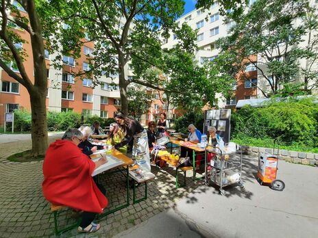 Frauen des Frauencafés beim gemeinsamen Zeichenworkshop im Hofe des Gemeindebaus Lechnerstraße 2-4-