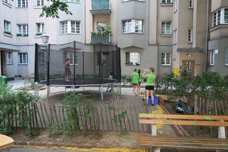 BesucherInnen beim Sommerfest im Südtiroler-Hof