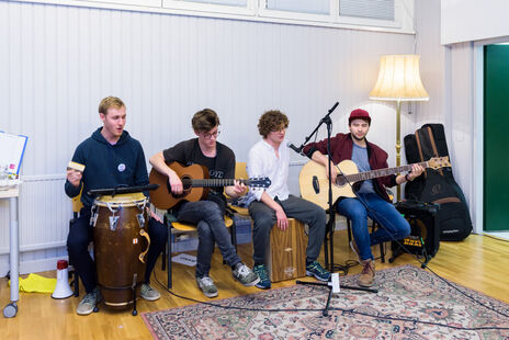 Band spielt beim Jahresausklang