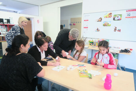 Alt und Jung beim Basteln im BewohnerInnen-Zentrum Steinergasse