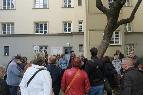 Zahlereiche TeilnehmerInnen beim historischen Spaziergang durch Sandleiten