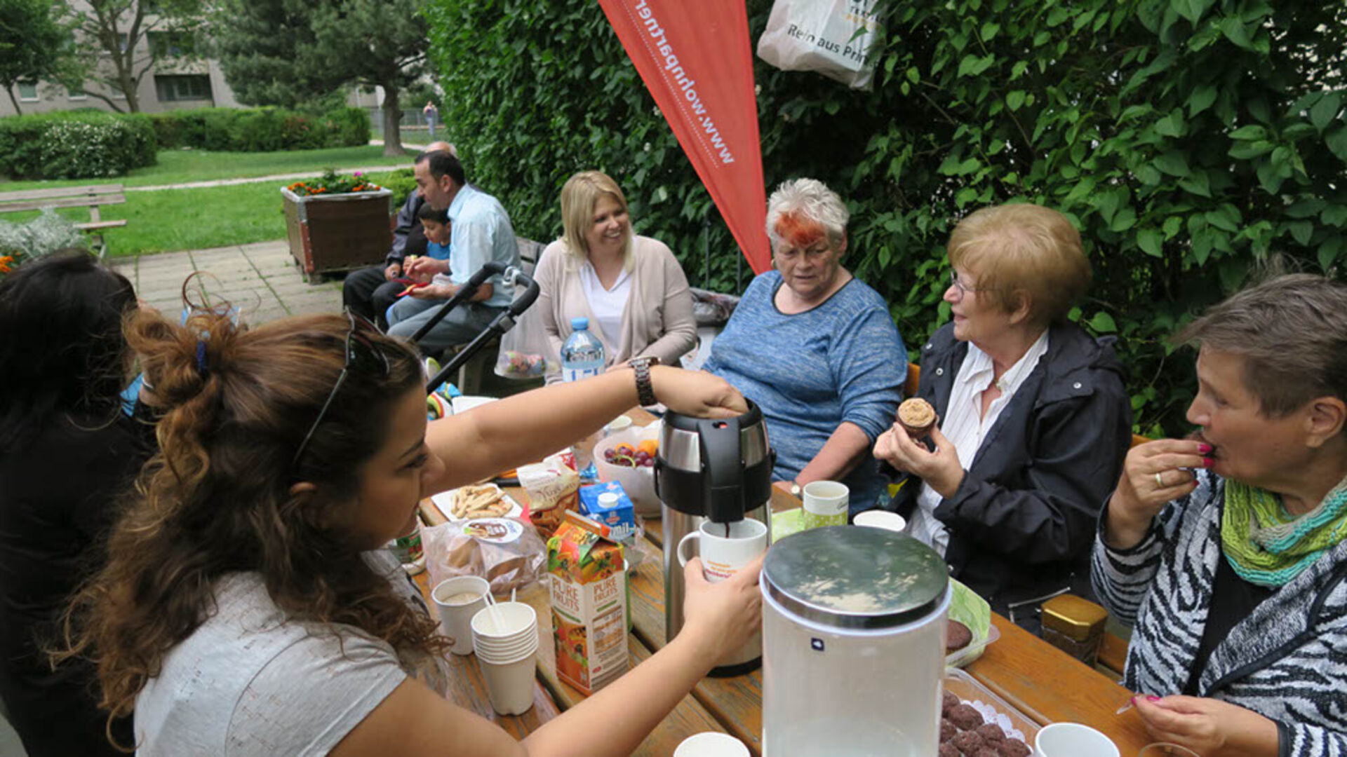 Das Hofcafé zum Saisonstart der Mobilen Beete wird von vielen BewohnerInnen zum Plaudern genutzt.