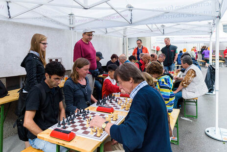 Viele Schachbegeisterte lassen sich auf ein Spielchen ein.