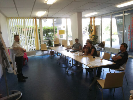 wohnpartner-Mitarbeiter gibt Inputs zum Thema Mediation