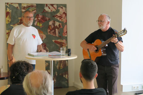 Rudi Burda und Albert Dlabaja berichteten als "Zweitzeugen"   anhand von Erzählungen ihrer Eltern und mit Liedern über Widerstand in der Zeit des Austrofaschismus und während der Naziherrschaft