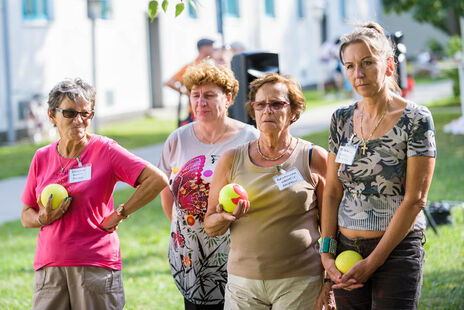 Die Spielerinnen stehen beisammen und schauen den Kontrahenten zu.