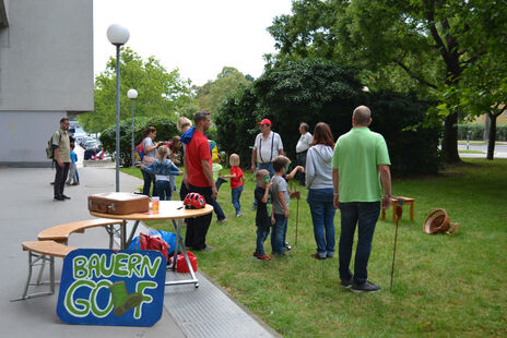 BewohnerInnen beim Bauern-Golf