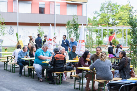 Viele BesucherInnen beim Fest