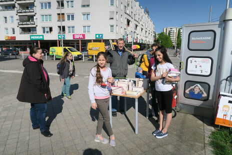 „Wir feiern das Lesen – feiern Sie mit!“ – unter diesem Motto zelebrierten am 24. April BesucherInnen rund um die BücherKABINE am Leberberg den Internationalen Tag des Buches.