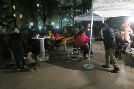 BesucherInnen beim Punsch im Otto-Gratzl-Hof