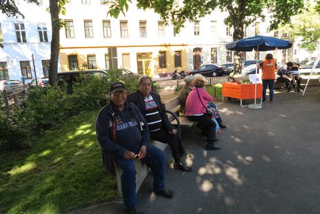 Besucher beim Nachbarschaftsfest