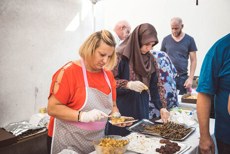 Am Buffet ist der Andrang groß.